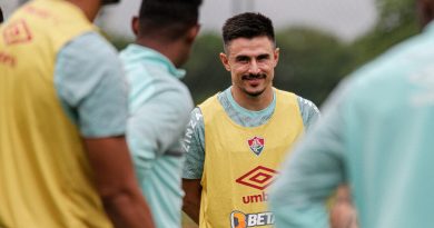 Willian Bigode se apresentou ao Fluminense nesta segunda e começou os treinamentos